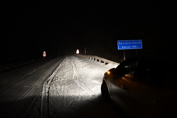 Sivas-Kayseri kara yolu kar nedeniyle ulaşıma kapandı