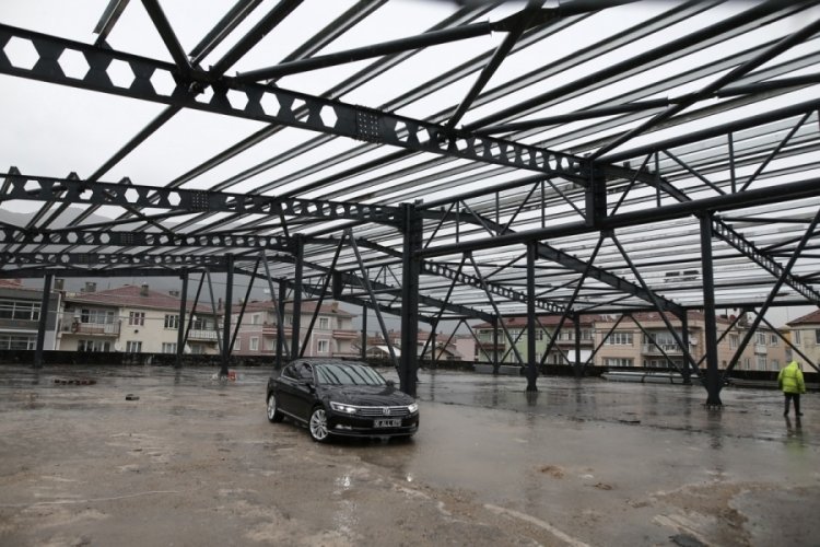 Bursa'da katlı otoparkın &ccedil;atısına spor salonu