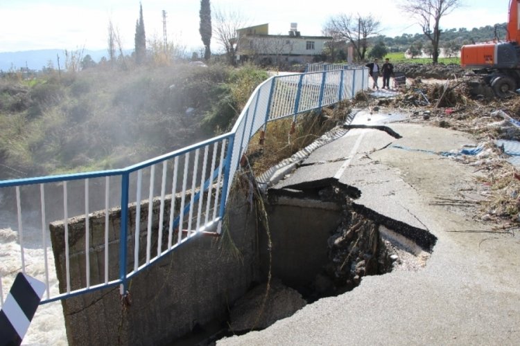Hatay'da aşırı yağışta k&ouml;pr&uuml; &ccedil;&ouml;kt&uuml;