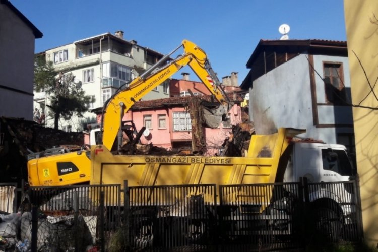 Bursa Osmangazi'de yanan binaya anında m&uuml;dahale