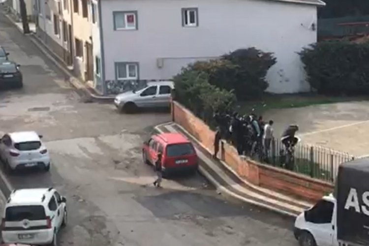 Bursa'da top oynarken polisi g&ouml;ren &ccedil;ocuklar b&ouml;yle ka&ccedil;tı