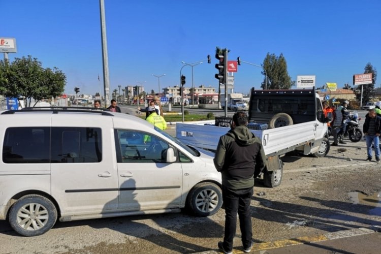 Mersin'de kavşaktaki kazada 4 ara&ccedil; birbirine girdi