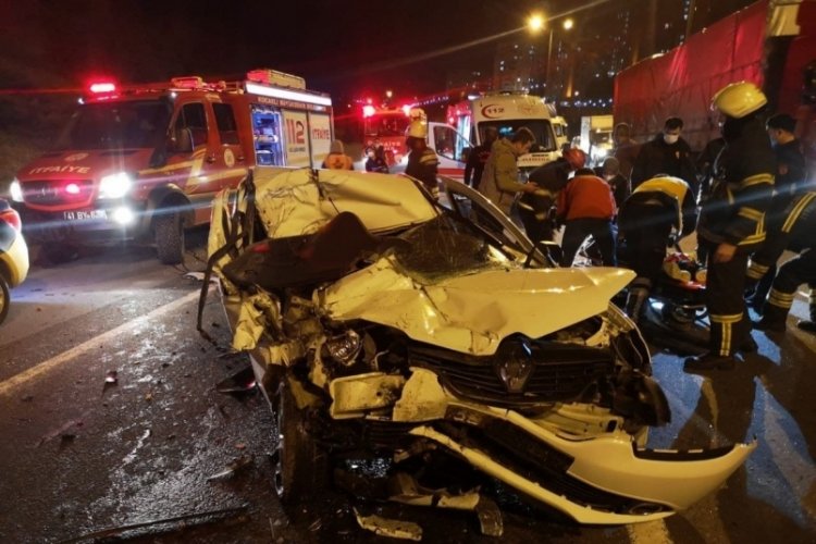 Sebze y&uuml;kl&uuml; kamyona arkadan &ccedil;arpan otomobil parampar&ccedil;a oldu