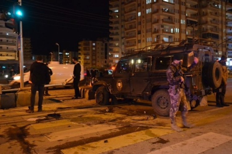 &Ouml;zel harekat polislerini taşıyan zırhlı ara&ccedil; kaza yaptı