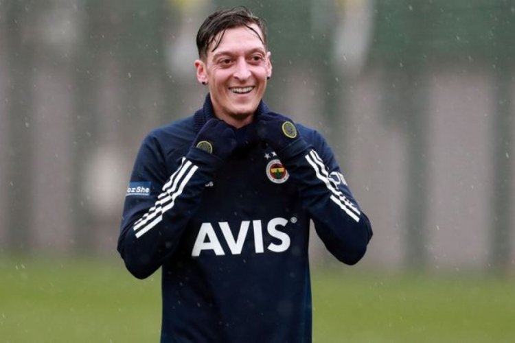 Mesut &Ouml;zil'den İrfan Can Kahveci'ye "hoş geldin" mesajı