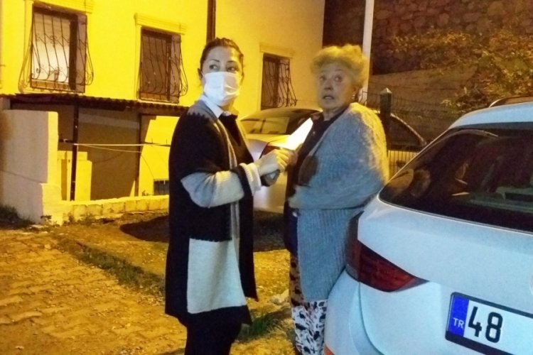 Evi k&uuml;le d&ouml;nen yaşlı kadın kedileri i&ccedil;in g&ouml;zyaşlarına boğuldu