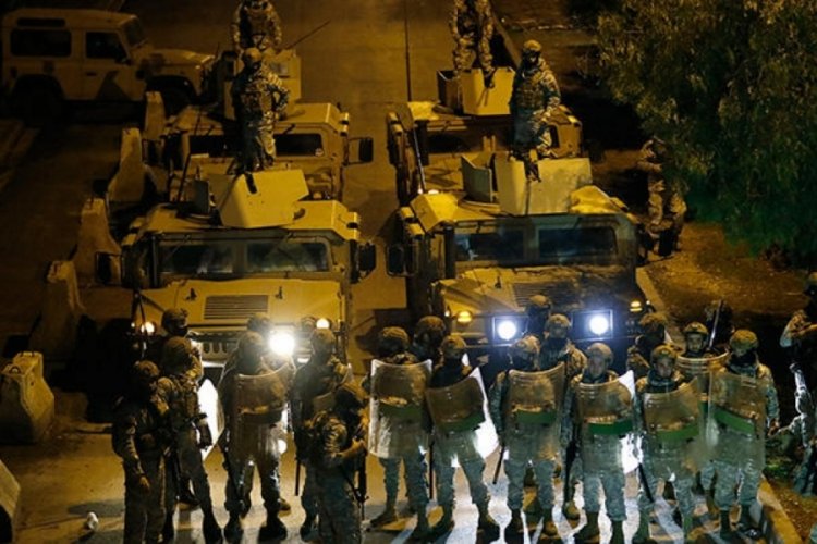 L&uuml;bnan'da ekonomik kriz ve karantina karşıtı protestolarda 10 kişi yaralandı