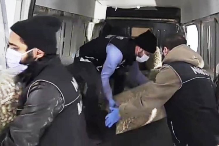 Minib&uuml;s&uuml;n zulasından 51 kilo eroin &ccedil;ıktı