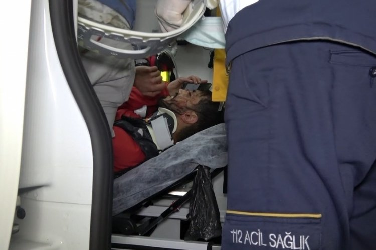 Bursa'da kısıtlamayı delip otomobil ile otob&uuml;s durağına daldı, yaralı arkadaşlarını bırakarak ka&ccedil;tı