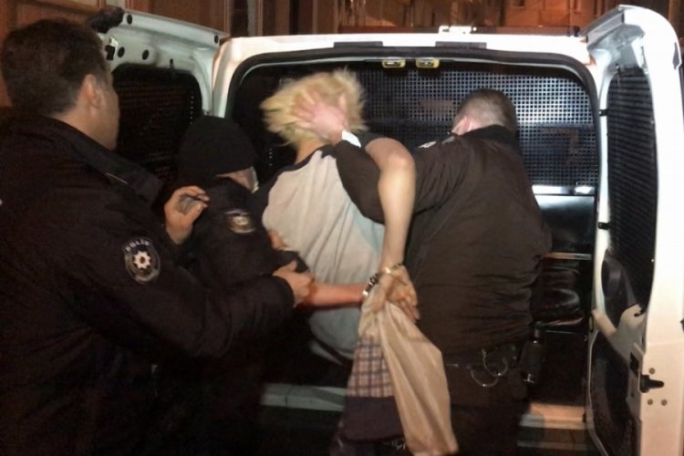 Bursa'da kısıtlamayı delen gen&ccedil; kadın, polise kimlik vermemek i&ccedil;in b&ouml;yle direndi