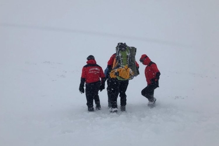 Bursa'da tipi ve fırtınada Uludağ'ın zirvesine çıkmaya çalışan dağcıyı ölümden jandarma kurtardı