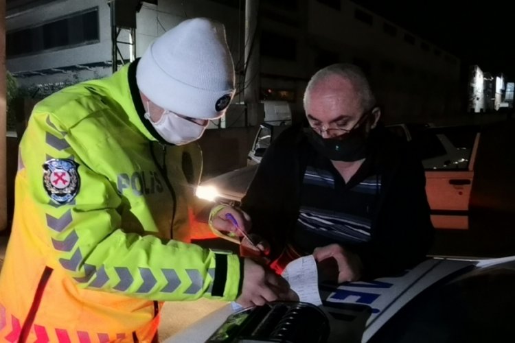 Bursa'da uygulama noktasından ka&ccedil;an s&uuml;r&uuml;c&uuml; ve yanındaki 3 kişiye 14 bin TL ceza