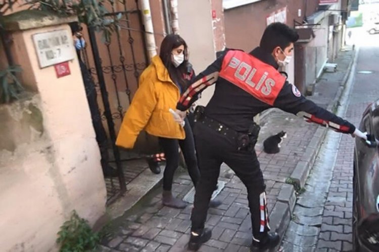Ev arkadaşını bı&ccedil;akladı!