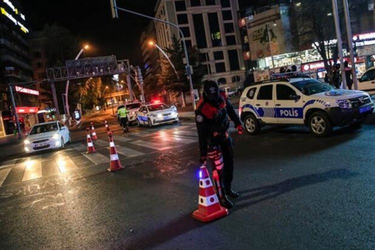 Sabah yazarı Barlas: Hafta i&ccedil;i kısıtlama saati 23.00'a &ccedil;ekilebilir