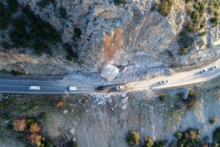 Heyelanda yolu kapatan dev kaya, 15 saatlik &ccedil;alışmayla kırıldı