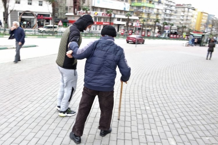 Bursa'da lodosta u&ccedil;mamak i&ccedil;in birbirlerine tutundular