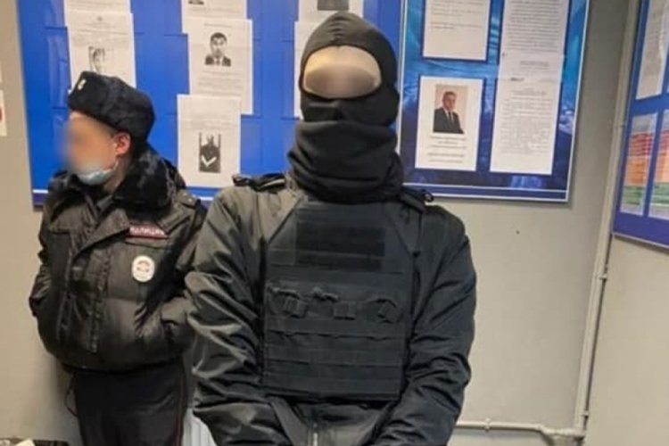 Bir gen&ccedil;, Navalny protestosunda polislerin arasına sızdı