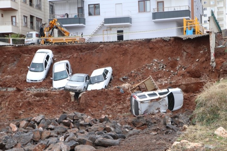 Temeli kazılan inşaatın istinat duvarının &ccedil;&ouml;kt&uuml;:  6 ara&ccedil; zarar g&ouml;rd&uuml;