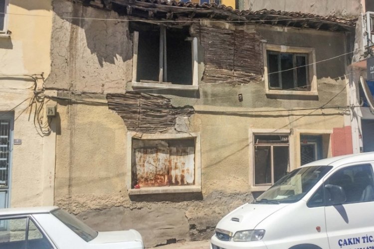 Bursa Karacabey'de metruk binalara ge&ccedil;it yok