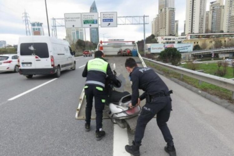 Bariyerlere &ccedil;arpan motosiklet s&uuml;r&uuml;c&uuml;s&uuml; hayatını kaybetti