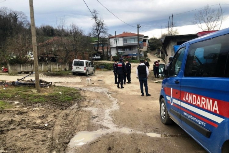 Evinin &ouml;n&uuml;ndeki aracı kurşunlandı
