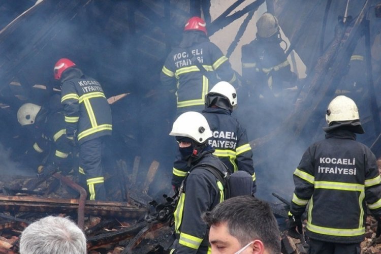 Yaşlı kadın alev alev yanan iki katlı ahşap evde hayatını kaybetti