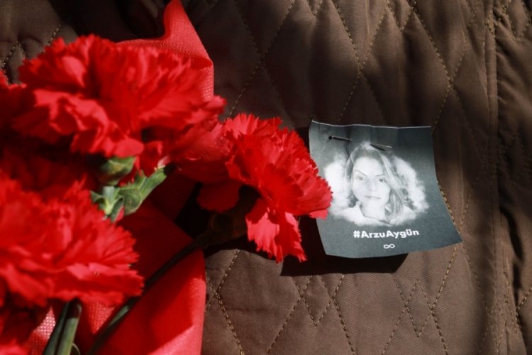 Sevgilisi tarafından &ouml;ld&uuml;r&uuml;len Arzu'ya h&uuml;z&uuml;nl&uuml; uğurlama