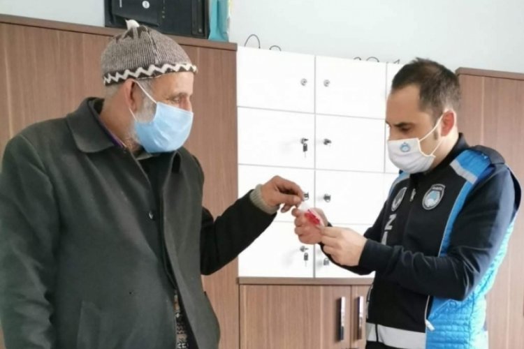 Bursa'da sokakta yaşayan vatandaş, bulduğu altınları belediye ekiplerine teslim etti