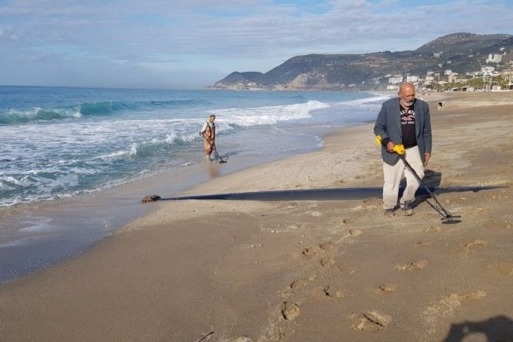 Alanya'da fırtına sonrası dedekt&ouml;rlerle sahile koştular