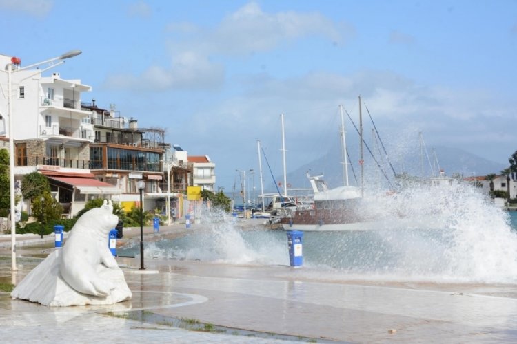 Dat&ccedil;a'da fırtına hayatı olumsuz etkiledi