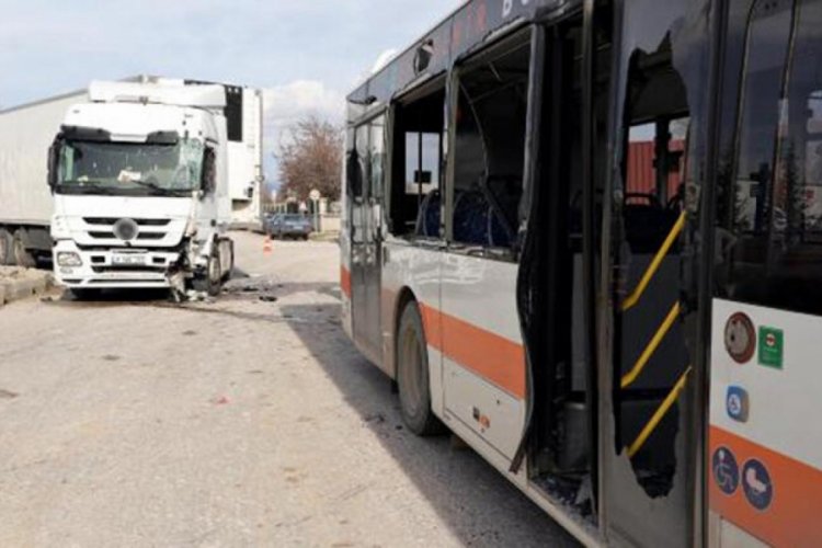 Eskişehir'de TIR, belediye otob&uuml;s&uuml;ne &ccedil;arptı