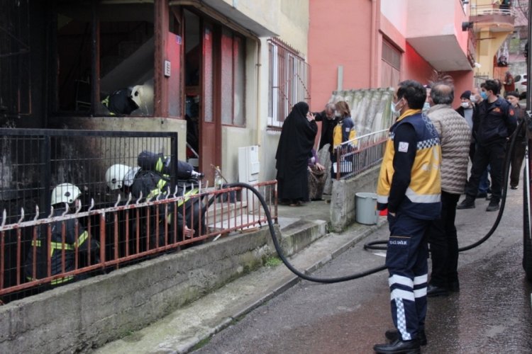 Klimadan &ccedil;ıkan yangın evi k&uuml;le &ccedil;eviriyordu