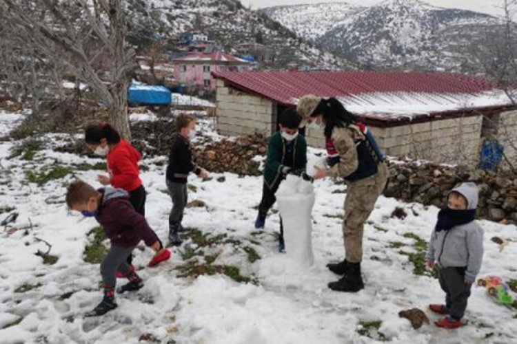 Kahramanmaraş'ta jandarma &ccedil;ocukların kar sevincine ortak oldu