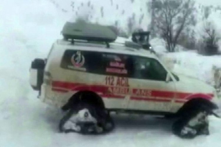 Kardan yolu kapanan mezradaki hasta paletli ambulansla hastaneye yetiştirildi