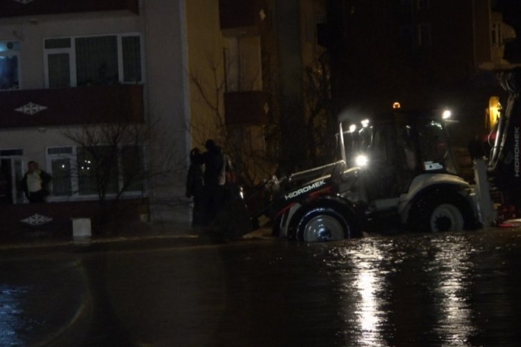 Evlerinde mahsur kalan vatandaşlar iş makinası ile kurtarıldı
