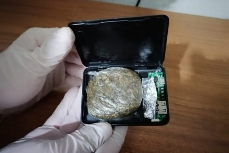 Şarj cihazının i&ccedil;inden uyuşturucu &ccedil;ıktı
