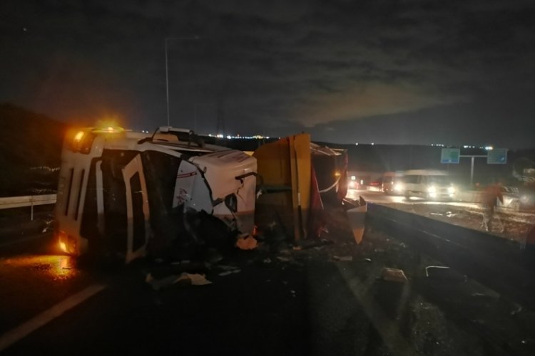 Kocaeli'de taş y&uuml;kl&uuml; tır devrildi: 1 yaralı