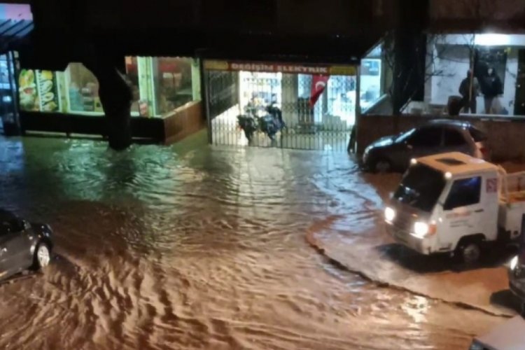 İzmir'de sağanak hayatı olumsuz etkiledi
