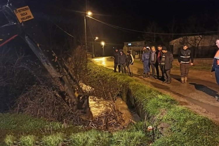 Şiddetli sağanak sonrası yol &ccedil;&ouml;kt&uuml;, sokaklar g&ouml;le d&ouml;nd&uuml;