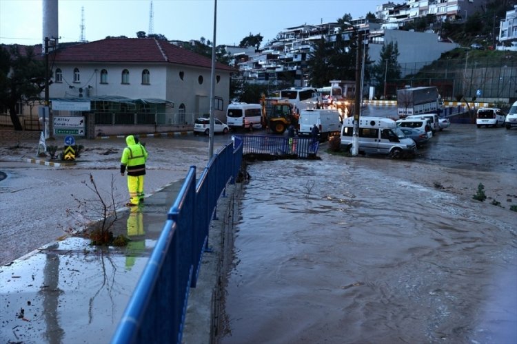 İzmir i&ccedil;in flaş uyarı: Zorunlu olmadık&ccedil;a evden &ccedil;ıkılmasın
