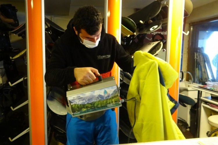 Bursa Uludağ'da kayak malzemeleri tek tek dezenfekte ediliyor