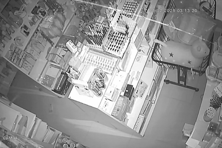 Deprem anı g&uuml;venlik kameralarına yansıdı
