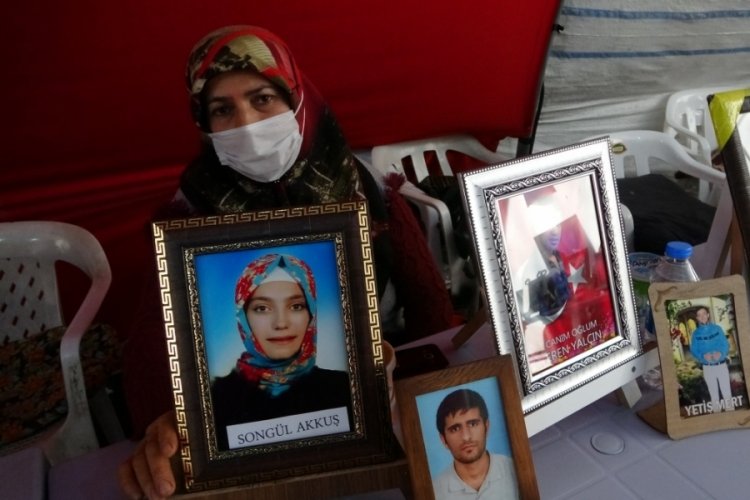 HDP &ouml;n&uuml;ndeki ailelerin evlatlarına kavuşma n&ouml;beti s&uuml;r&uuml;yor