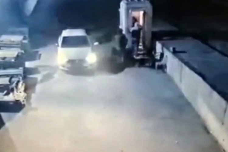 Bek&ccedil;iyi etkisiz hale getirip hırsızlık yaptılar!