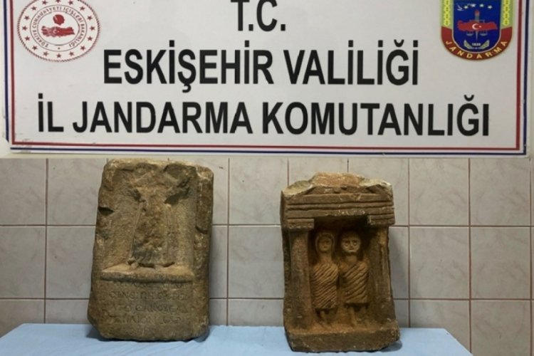 Tarla s&uuml;rerken buldukları, Roma d&ouml;nemine ait mezar taşlarını satarken yakalandılar
