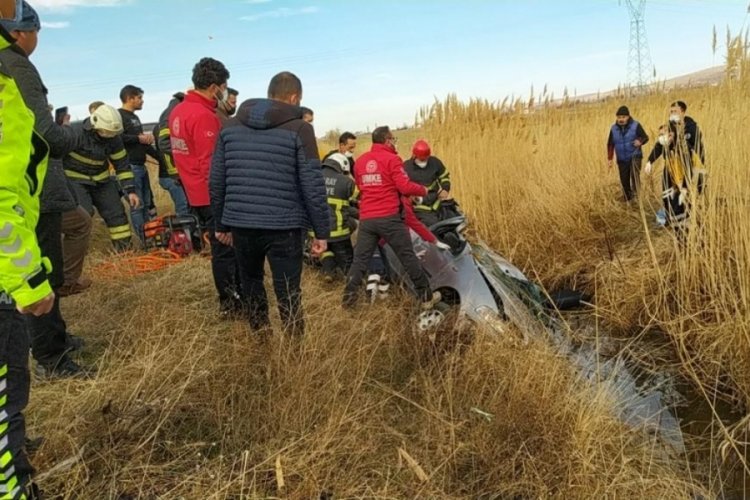 Otomobil sulama kanalına d&uuml;şt&uuml;, s&uuml;r&uuml;c&uuml; &ouml;ld&uuml;