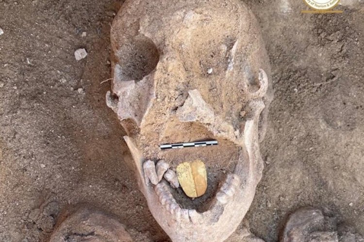 Mısır'da 2 bin yıllık altın dilli bir mumya keşfedildi