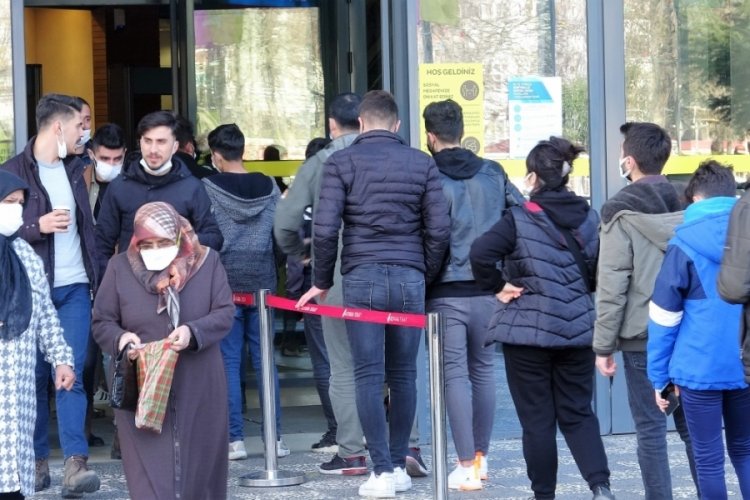 AVM'de uzun kuyruklar oluştu!