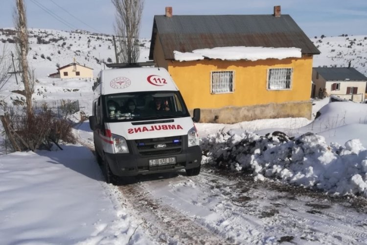 Kar nedeniyle ambulans yolda kaldı