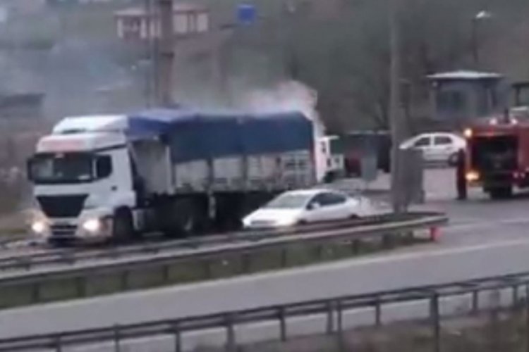 Seyir halindeki tır alev aldı